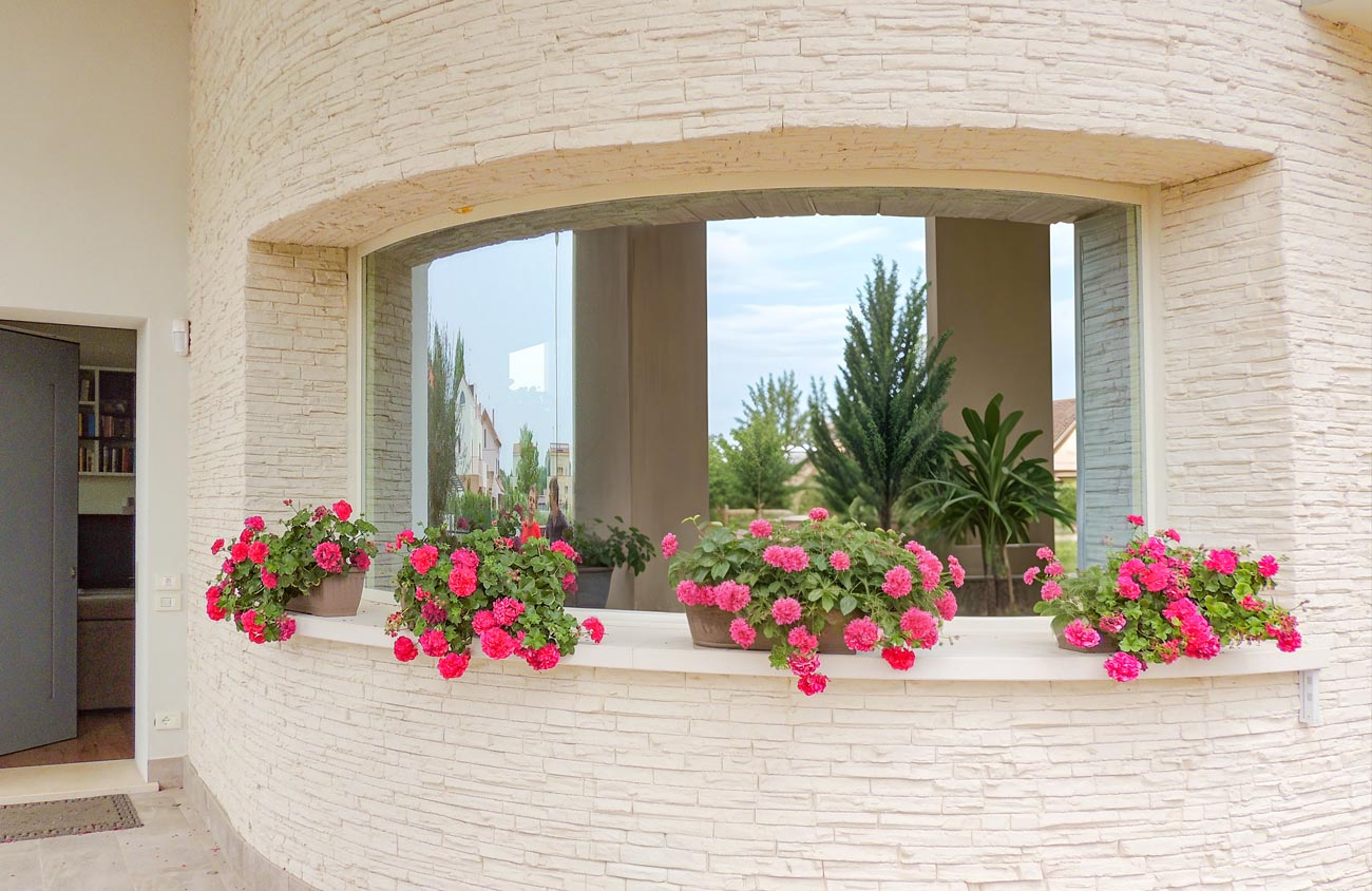 Curved-in-plan frames